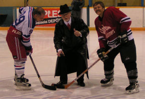 Don Cherry drops puck to start 2004 Championship game
